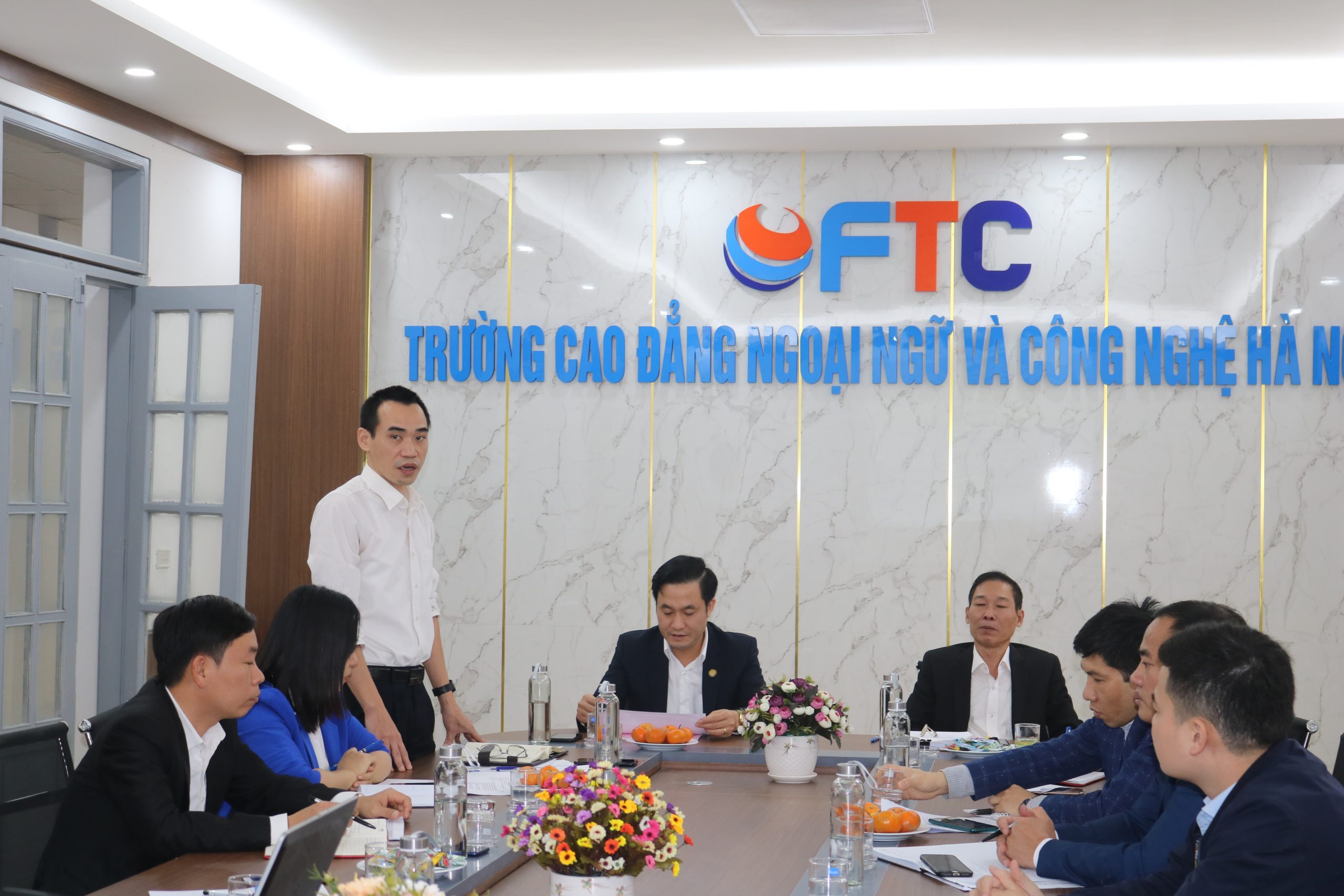 ThS. Nguyễn Cao Đằng, Phó Hiệu trưởng báo cáo đề xuất tại Hội nghị