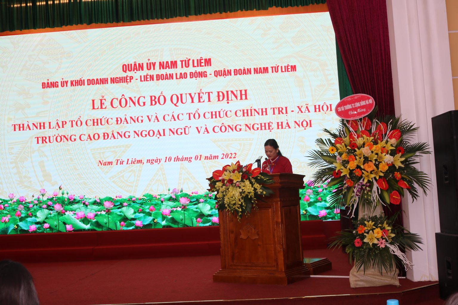 Đồng chí Nguyễn Thu Hương – Phó Bí thư Đảng ủy Khối doanh nghiệp đã công bố các Quyết định thành lập