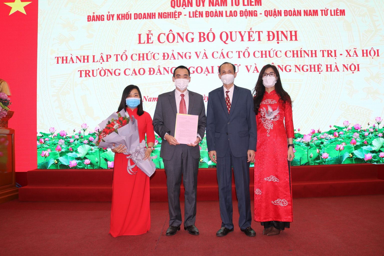 Đồng chí Phạm Quang Tuấn – Bí thư Đảng ủy Khối doanh nghiệp trao Quyết định thành lập Chi bộ