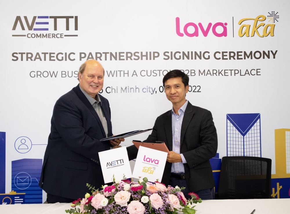 Đại diện Avetti Commerce Corporation (trái) và AKA Digital ký hợp tác phân phối giải pháp sàn giao dịch B2B tại Việt Nam.