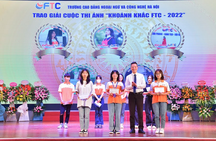 ThS. Lê Ngọc Mão - Bí thư Đoàn trường trao giải thưởng cuộc thi ảnh - Khoảng khắc FTC