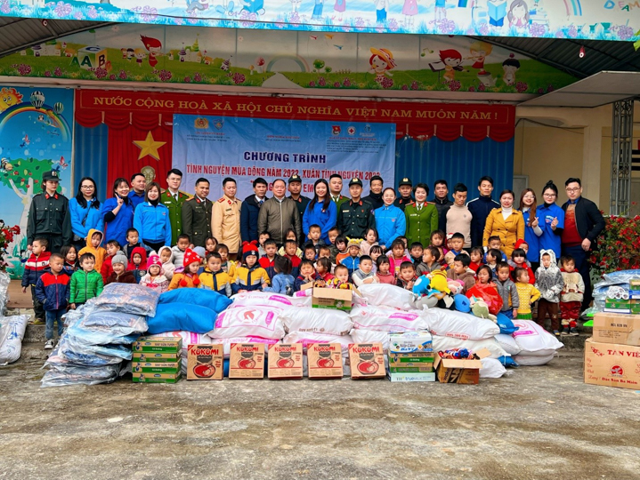Phối hợp cùng nhau tổ chức thành công Chương trình Đông ấm cho em tại Hà Giang