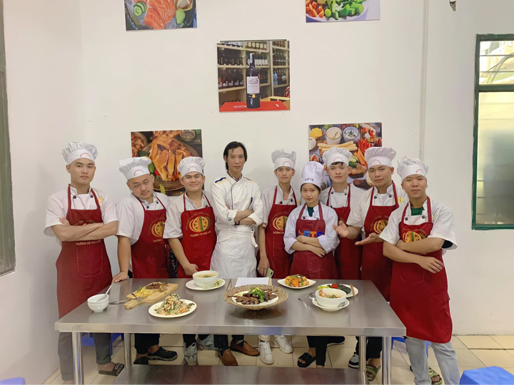 Sinh viên ngành nấu ăn trong giờ học thực hành