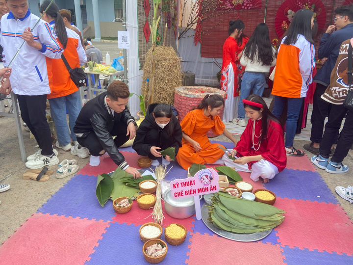 Sinh viên tham gia trải nghiệm Văn hóa Việt - gói bánh chưng ngày Tết