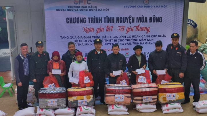 Tặng quà tới các gia đình chính sách, gia đình có hoàn cảnh khó khăn