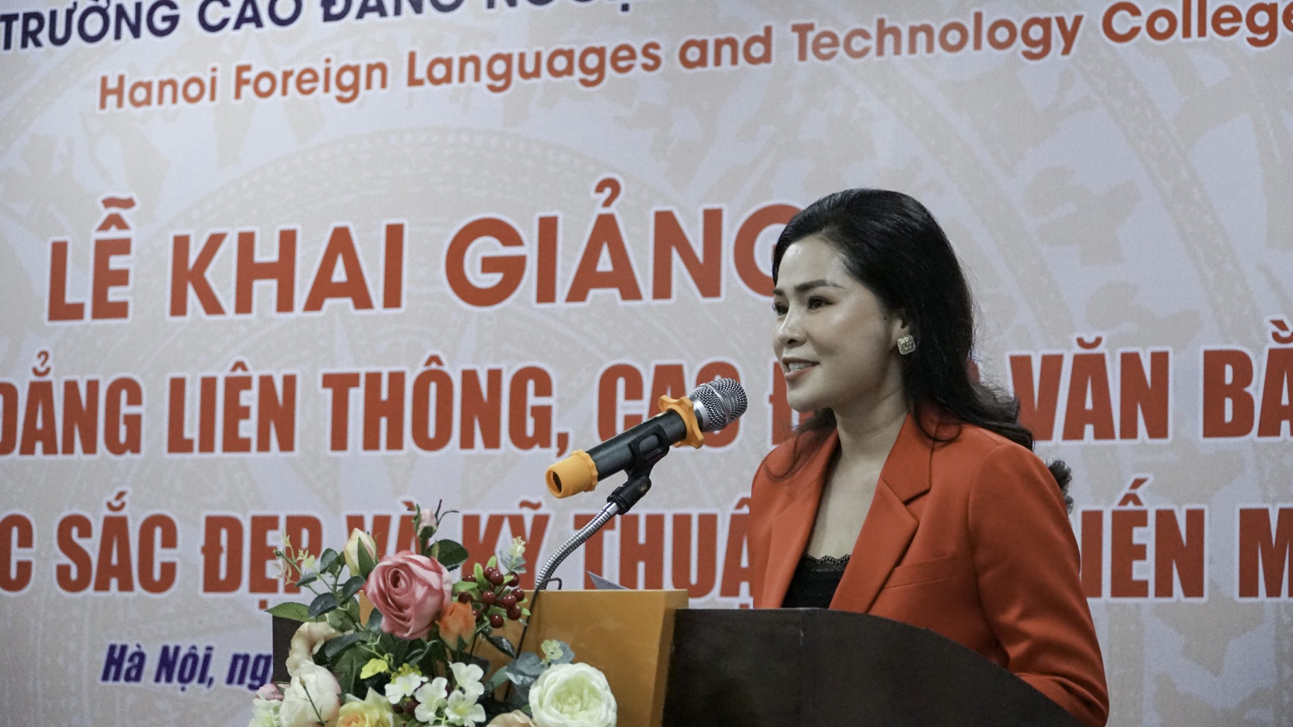 Giảng viên Nguyễn Thị Phương - Ngành Chăm sóc sắc đẹp - Khoa Du lịch và Thương mại phát biểu tại buổi Lễ