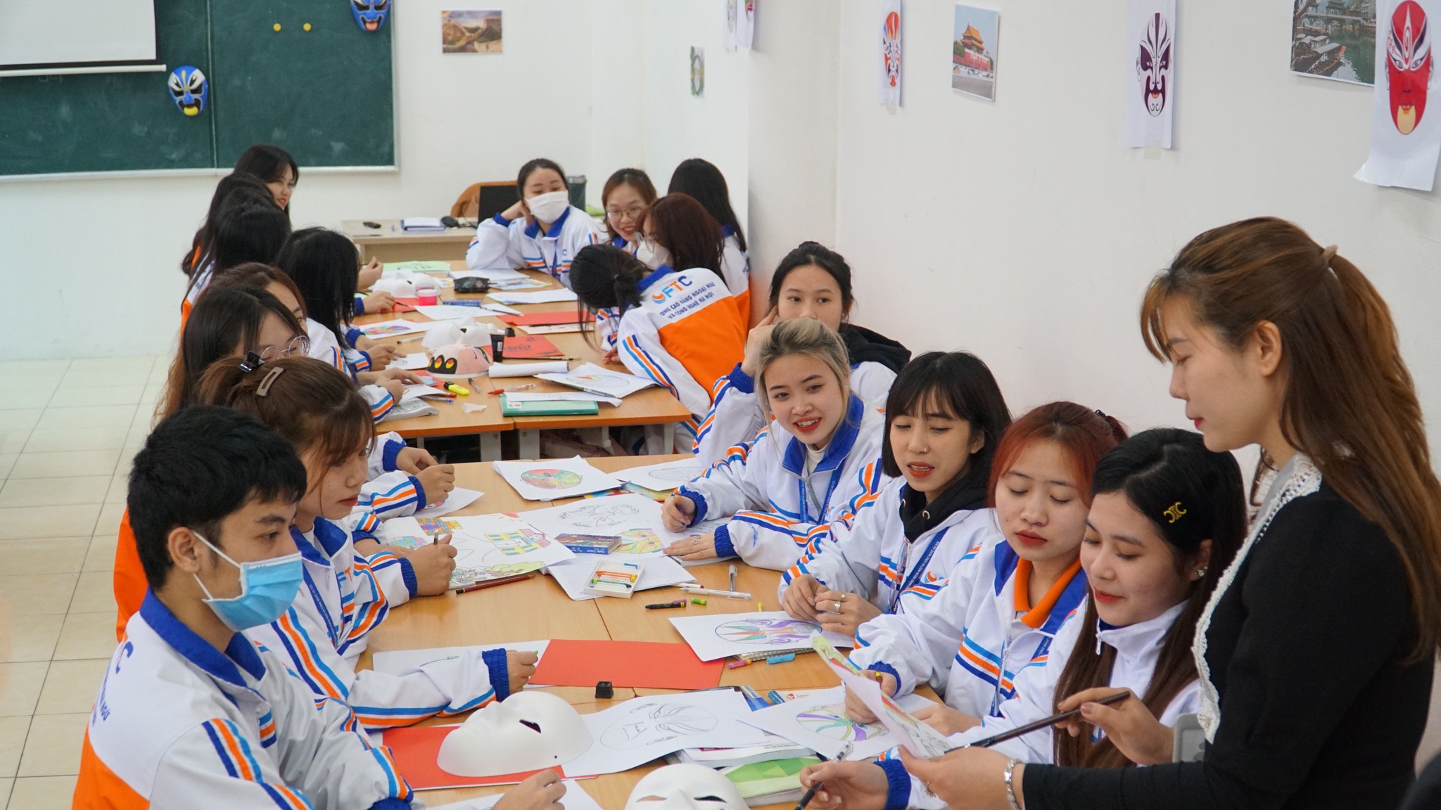 Sinh viên ngành tiếng Trung trong giờ học tìm hiểu về văn hóa Trung Quốc