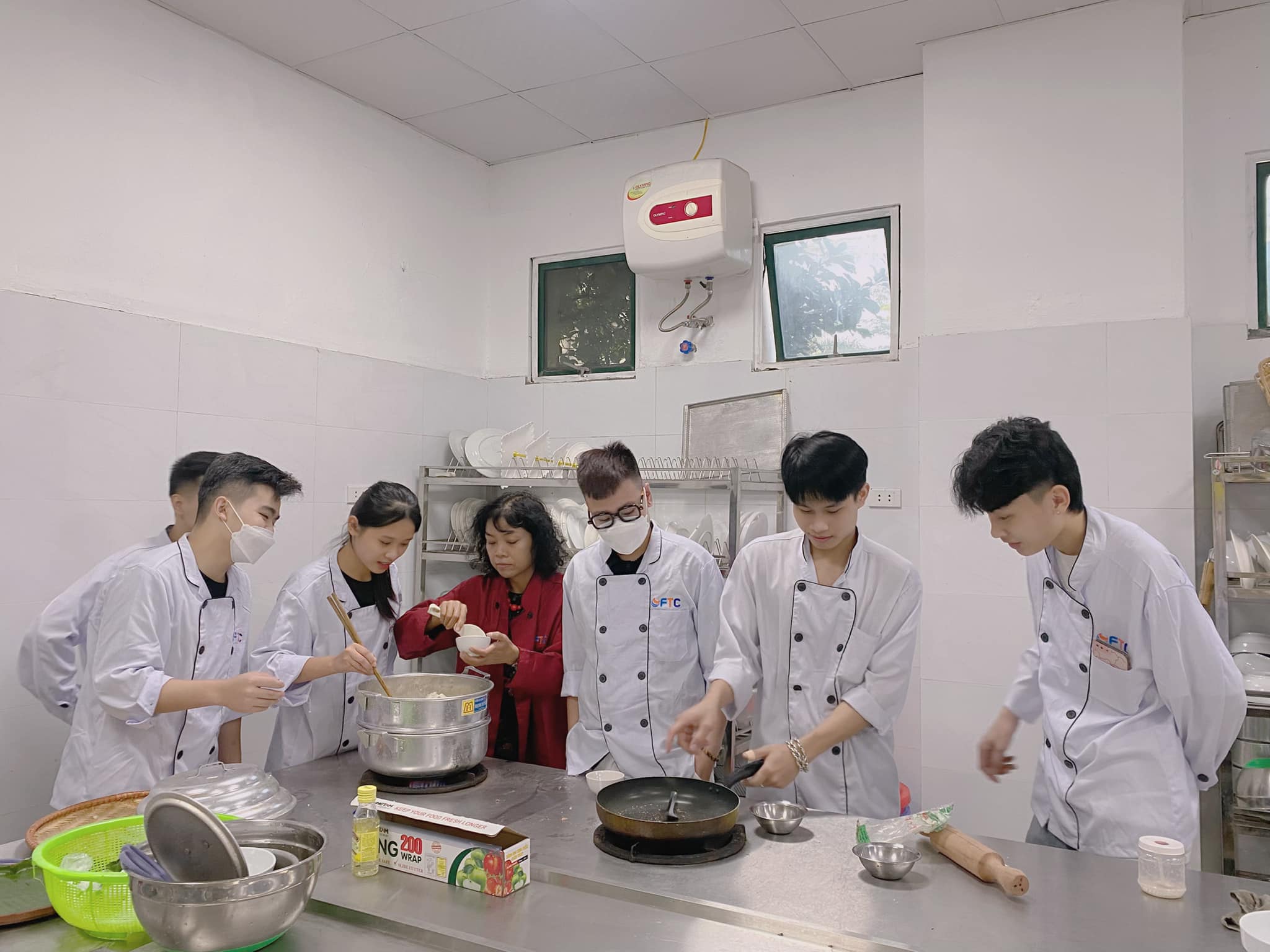 Sinh viên Đỗ Hữu An trong giờ học thực hành nấu xôi cùng các bạn