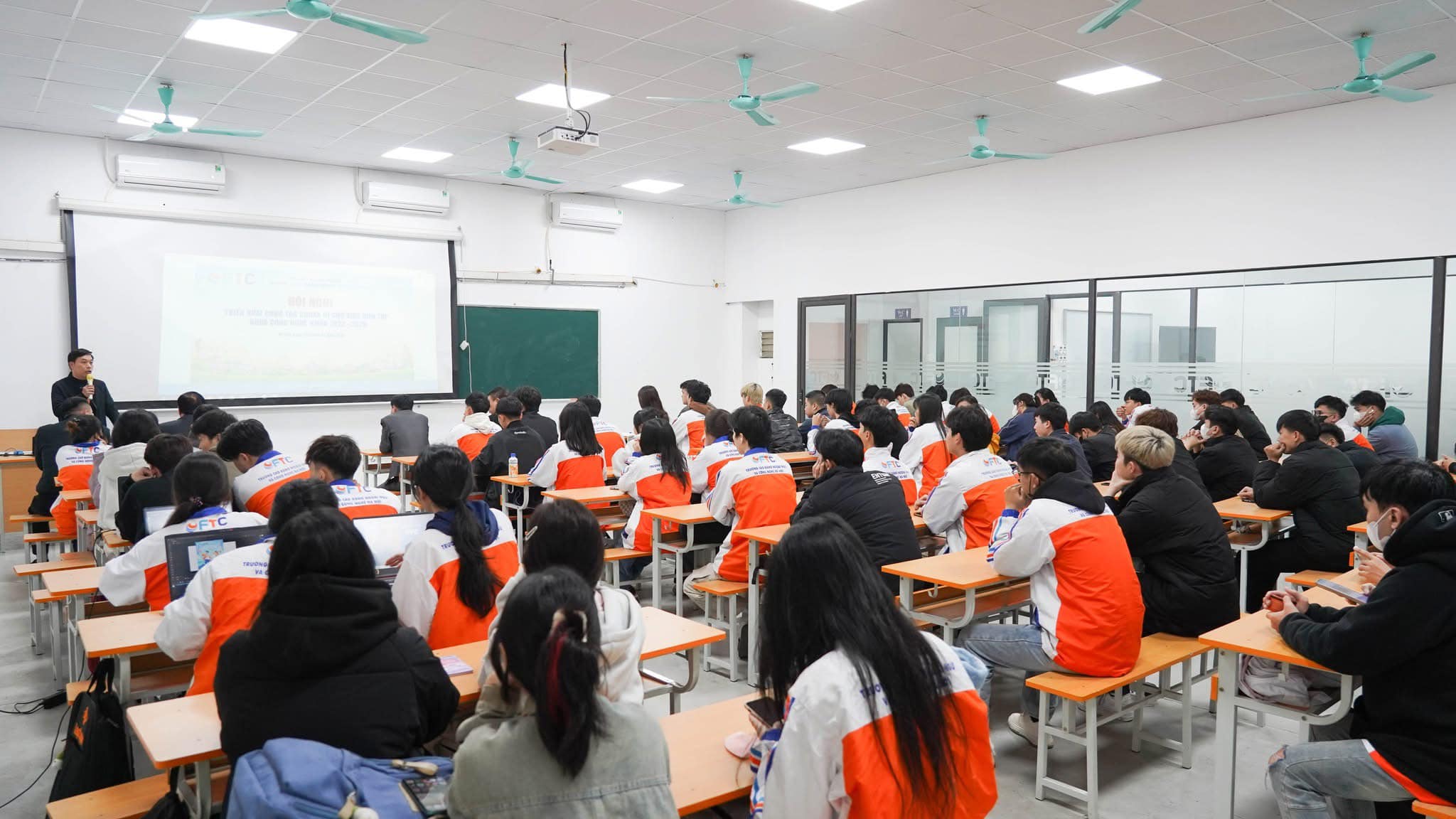 Sinh viên ngành Công nghệ kỹ thuật điện, điện tử
