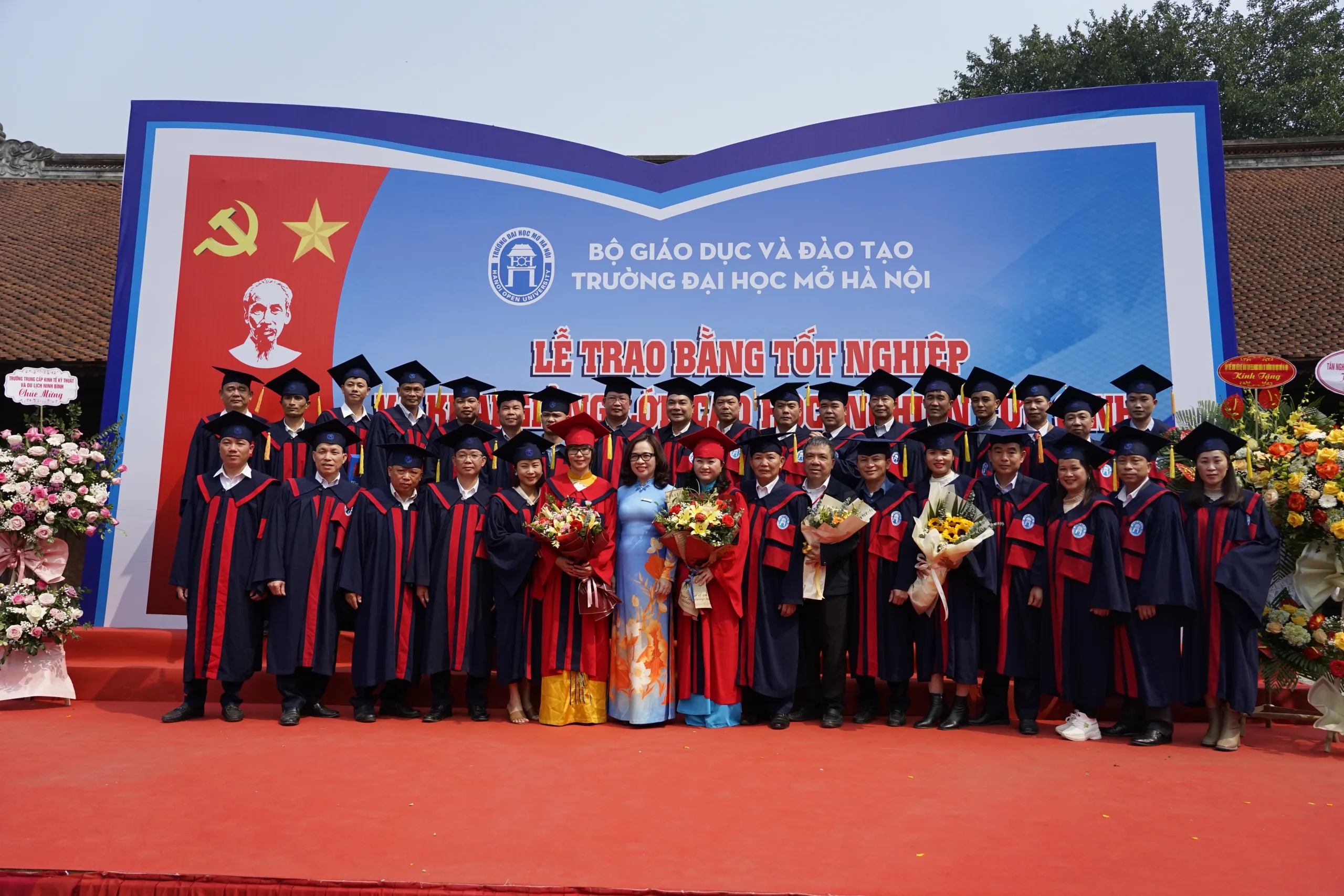 Sinh viên ngành ngôn ngữ trung trong lễ tốt nghiệp