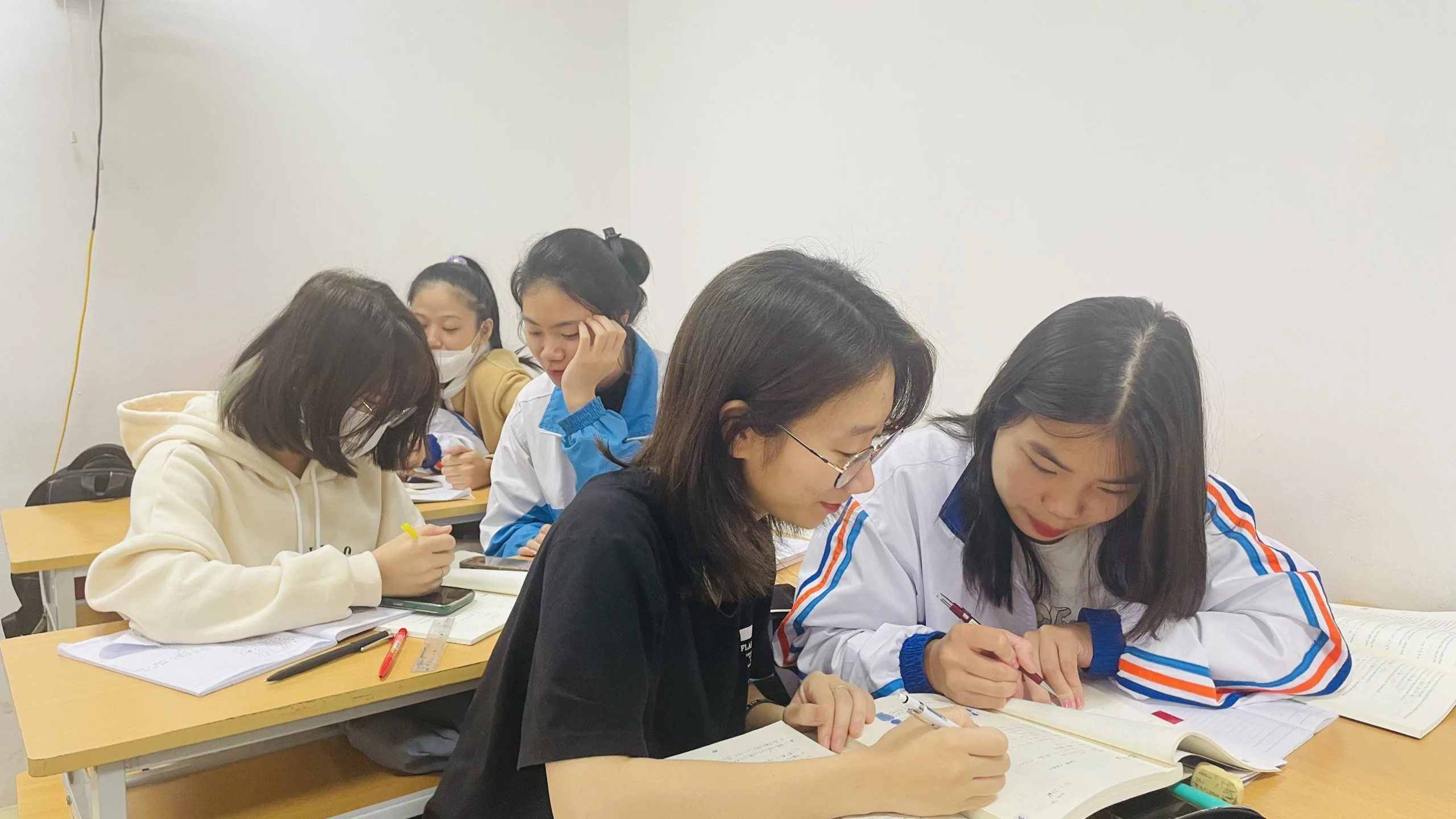 Sinh viên ngành Tiếng Nhật trong giờ làm việc nhóm tại buổi học Kanji