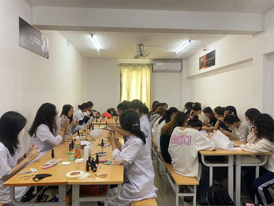 Sinh viên FTC trong giờ học thực hành nails