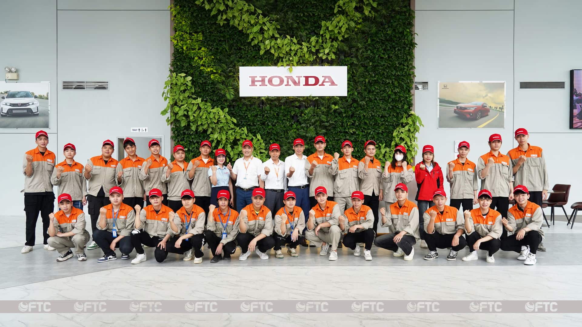 Sinh viên ngành Công nghệ kỹ thuật ô tô trong hoạt động thực tế tại Honda