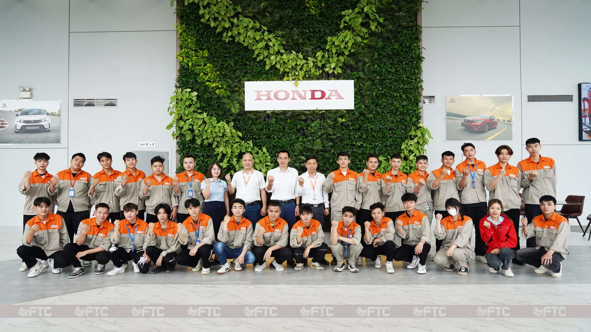 Thầy trò Trường FTC chụp ảnh lưu niệm trong chuyến tham quan nhà máy Honda Việt Nam