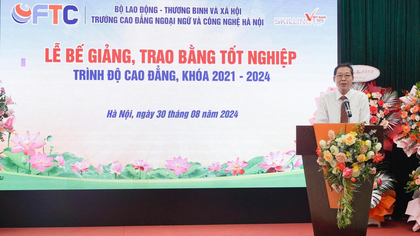 NGƯT. PGS. TS Bùi Văn Quân - Hiệu trưởng Nhà trường phát biểu tại buổi Lễ