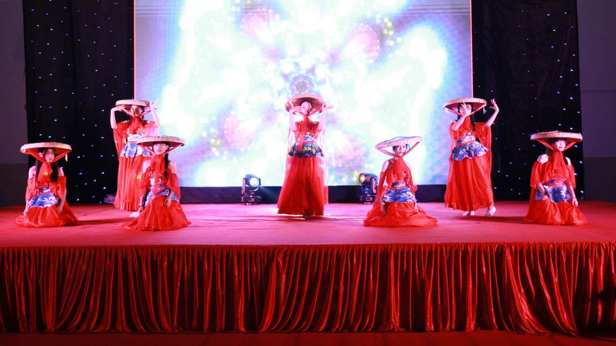 Tiết mục: Múa Kén cá chọn canh – Biểu diễn: các em học sinh khối THPT biểu diễn