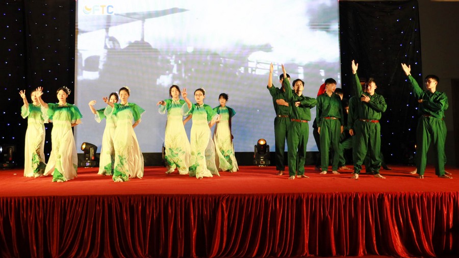 Tiết mục: Múa Tiến về Hà Nội – Biểu diễn: Sinh viên Khoa Công nghệ