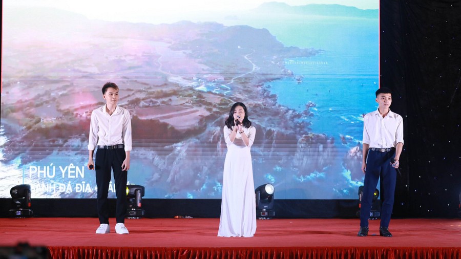 Tiết mục: Hát Tự nguyện – Biểu diễn: Sinh viên Khoa Du lịch và Thương mại