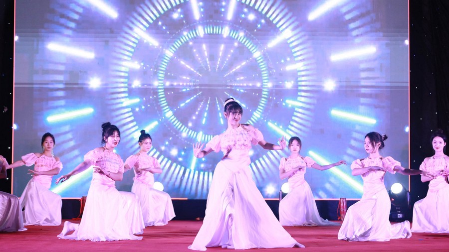 Tiết mục: Múa – Nhảy Trống cơm – Biểu diễn: Sinh viên Khoa Ngôn ngữ Nhật Bản – Hàn Quốc