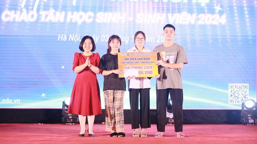 ThS. Đinh Thị Thúy Quỳnh trao Giải phong cách cho tiết mục Múa Kén cá chọn canh đến từ các em học sinh khốiTHPT