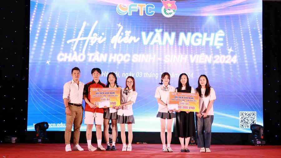 Biên đạo múa Phạm Thái Sơn trao Giải ba cho tiết mục Nhảy K-Pop Drama – Sinh viên Khoa Ngôn ngữ Nhật Bản– Hàn Quốc và tiết mục Hát Nụ cười 18, 20 – Sinh viên Khoa Ngôn ngữ Anh