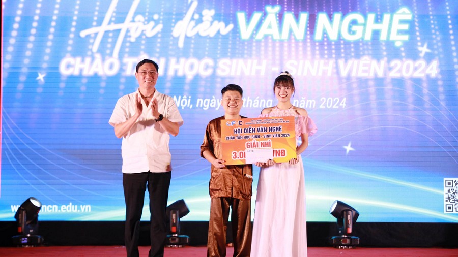 NSƯT Dương Đức Quang trao Giải nhì cho tiết mục Múa – Nhảy Trống cơm – Sinh viên Khoa Ngôn ngữ Nhật Bản –Hàn Quốc
