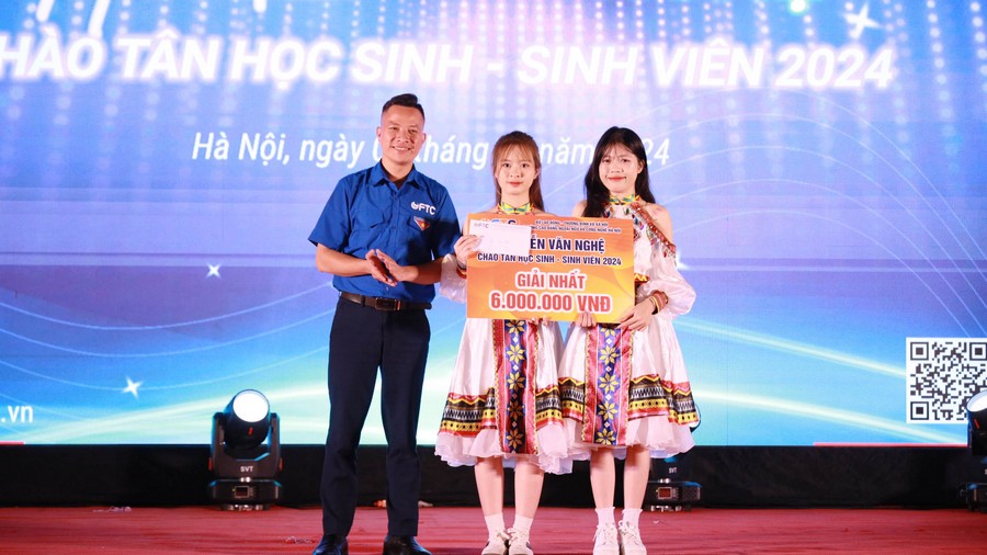 ThS. Lê Ngọc Mão trao Giải nhất cho tiết mục Nhảy Mashup Đi giữa trời rực rỡ và À lôi – Sinh viên Khoa Ngôn ngữTrung Quốc
