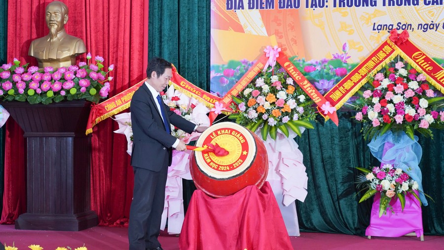 NGƯT.PGS.TS Bùi Văn Quân – Hiệu trưởng nhà trường gióng hồi trống khai giảng năm học mới.