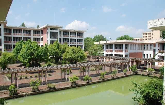 Sở hữu khuôn viên xanh với diện tích rộng cùng cơ sở vật chất hiện đại