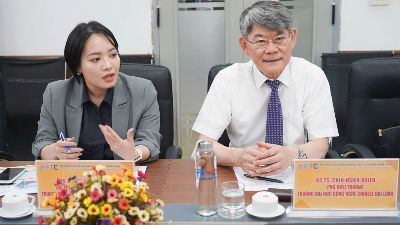 GS. TS. Chin-Hsien Hsieh (Áo trắng) - Phó Hiệu trưởng Đại học KHCN Chihlee Đài Loan phát biểu